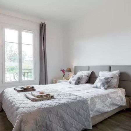 Stylish White And Red Apartments Juan-les-Pins Bagian luar foto