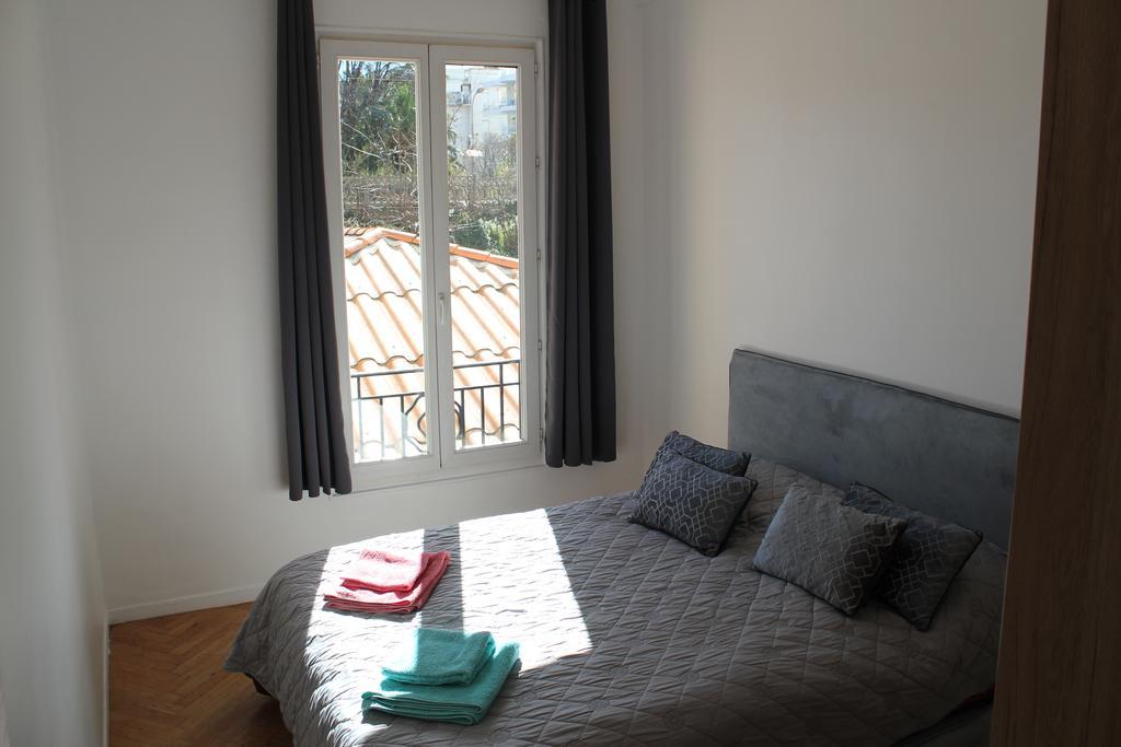 Stylish White And Red Apartments Juan-les-Pins Bagian luar foto
