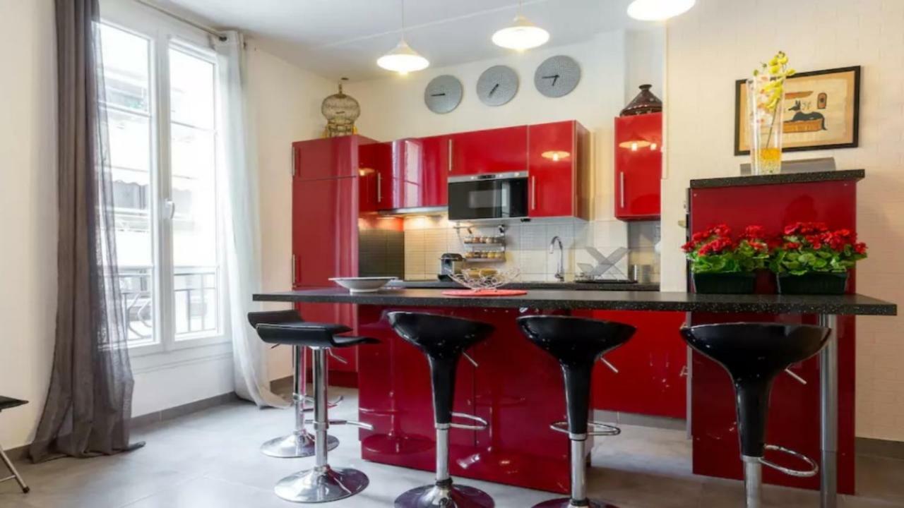 Stylish White And Red Apartments Juan-les-Pins Bagian luar foto