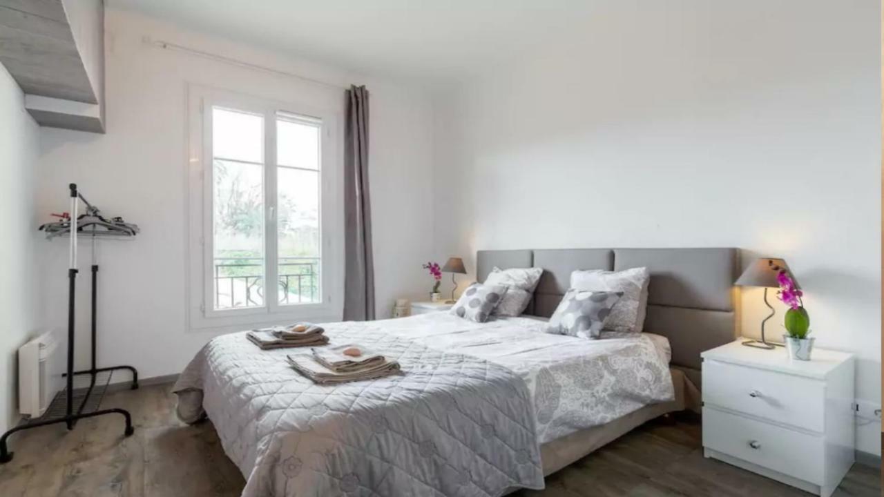 Stylish White And Red Apartments Juan-les-Pins Bagian luar foto