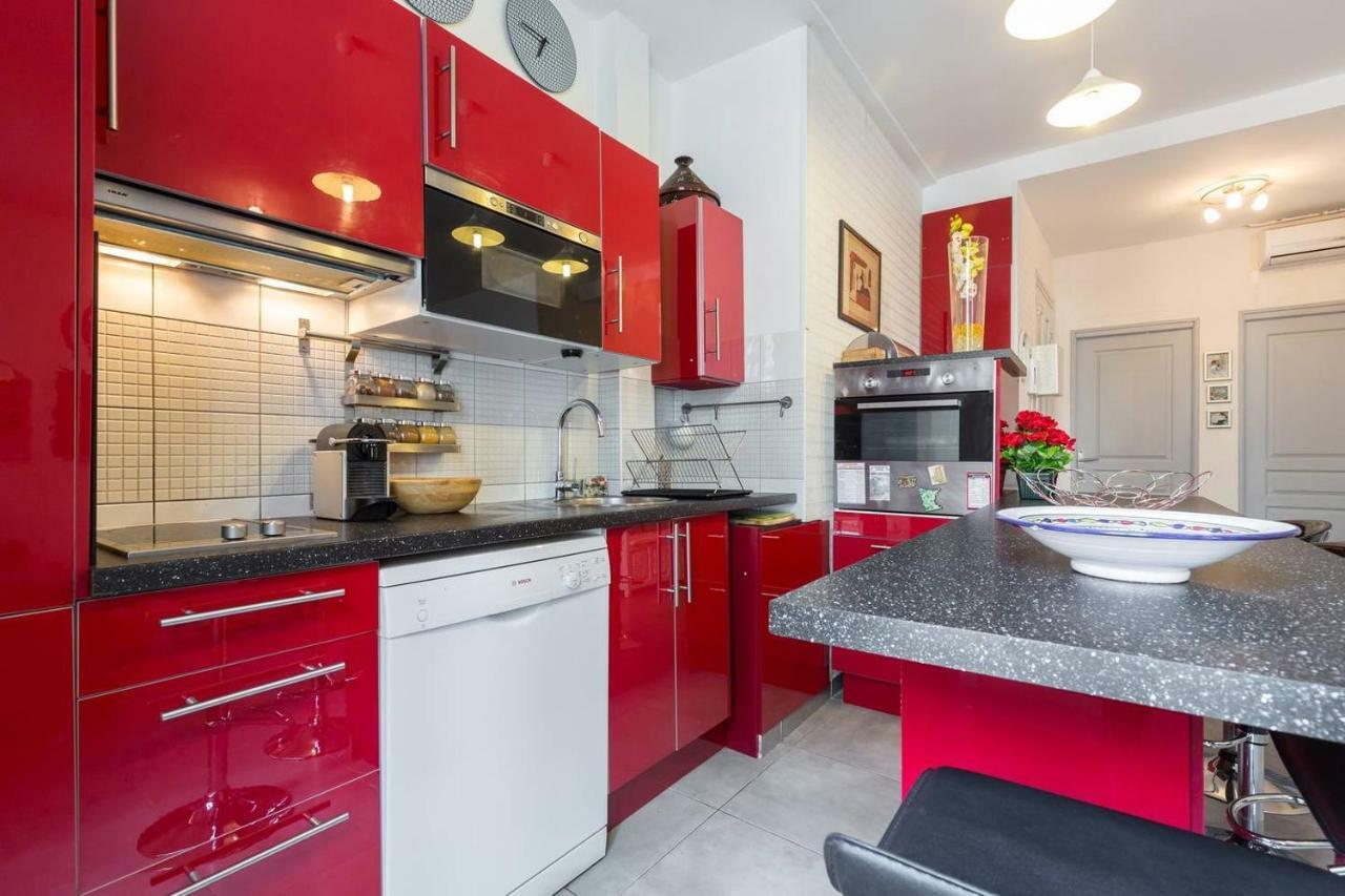 Stylish White And Red Apartments Juan-les-Pins Bagian luar foto