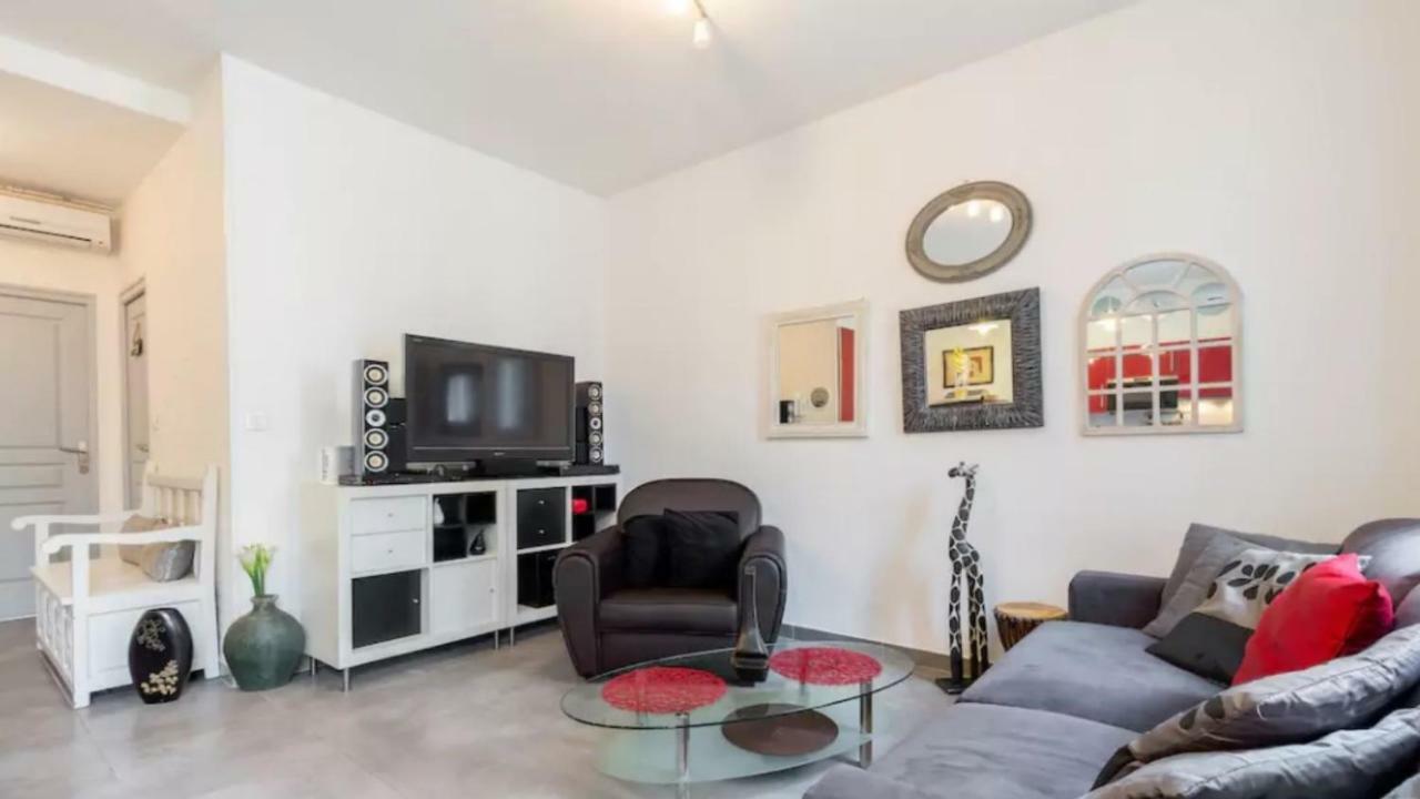 Stylish White And Red Apartments Juan-les-Pins Bagian luar foto