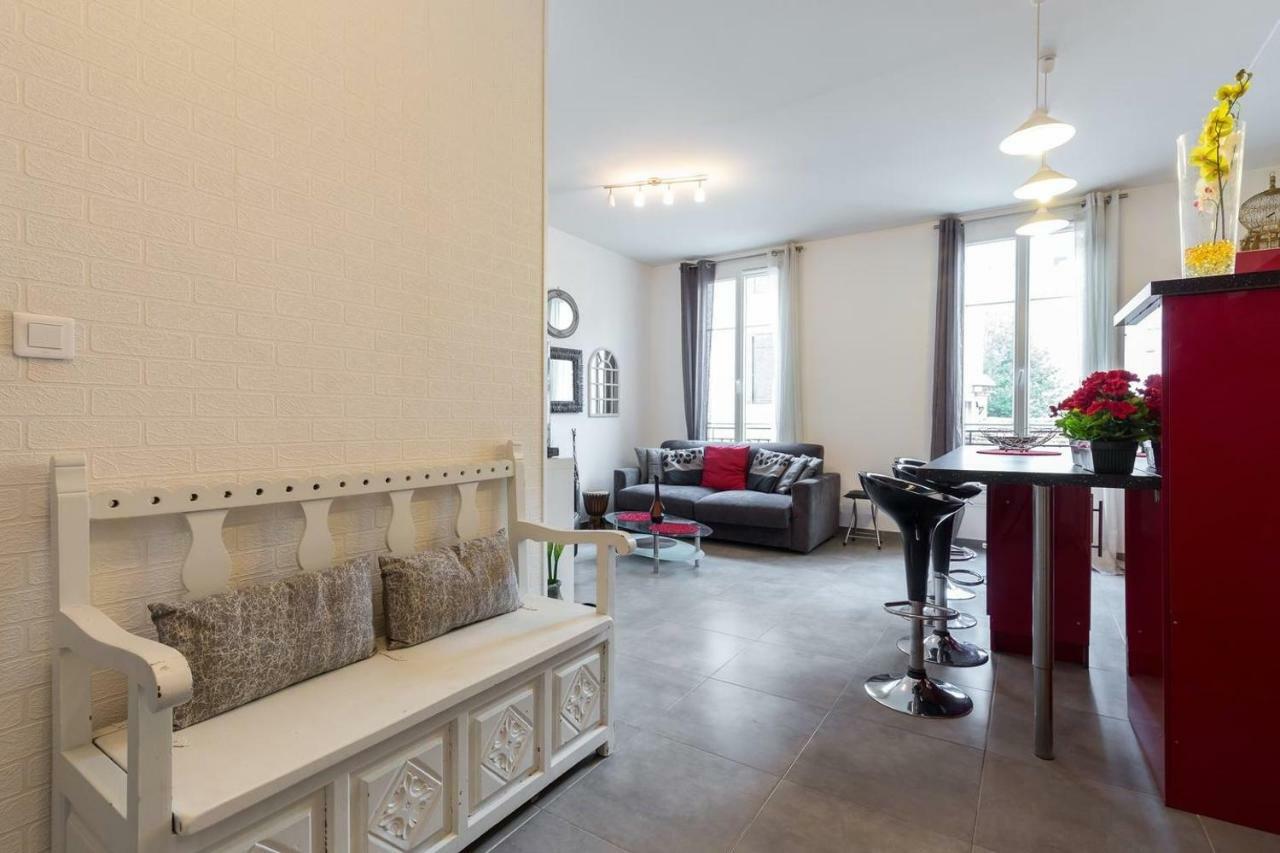 Stylish White And Red Apartments Juan-les-Pins Bagian luar foto