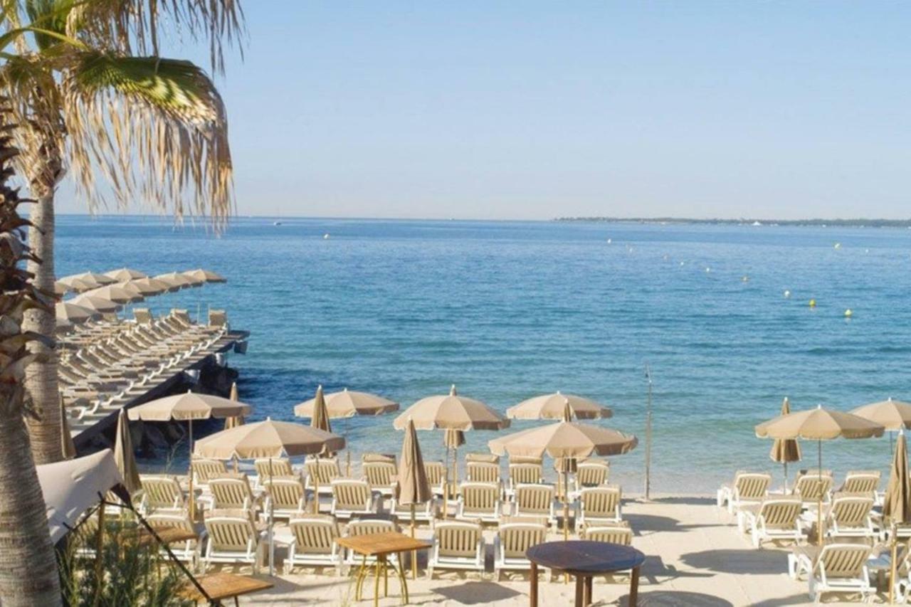 Stylish White And Red Apartments Juan-les-Pins Bagian luar foto