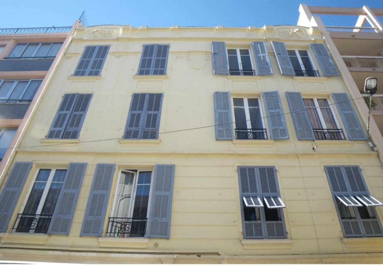 Stylish White And Red Apartments Juan-les-Pins Bagian luar foto