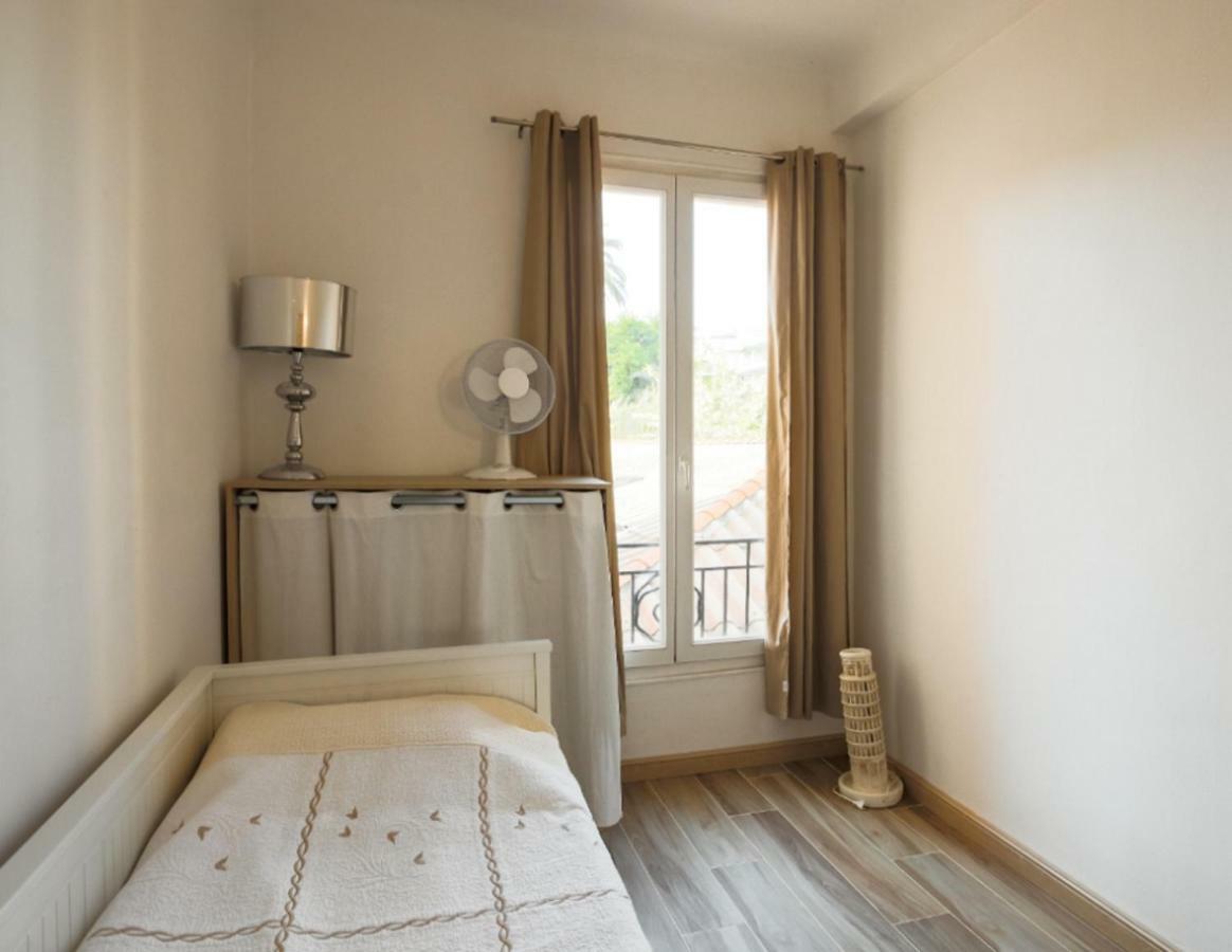 Stylish White And Red Apartments Juan-les-Pins Bagian luar foto