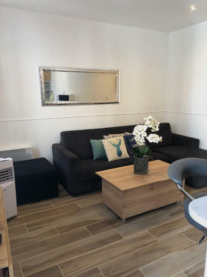 Stylish White And Red Apartments Juan-les-Pins Bagian luar foto