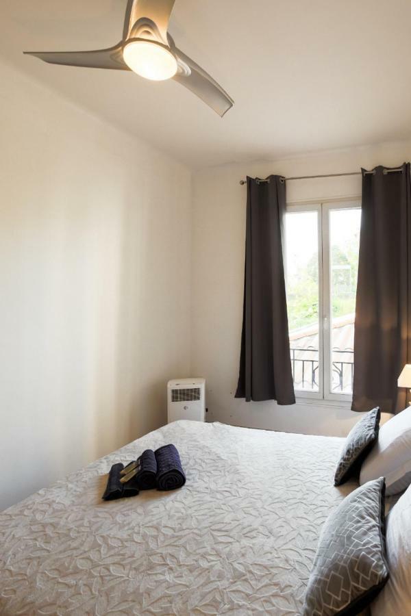 Stylish White And Red Apartments Juan-les-Pins Bagian luar foto