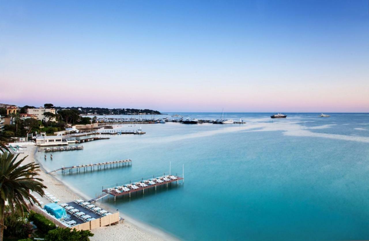 Stylish White And Red Apartments Juan-les-Pins Bagian luar foto
