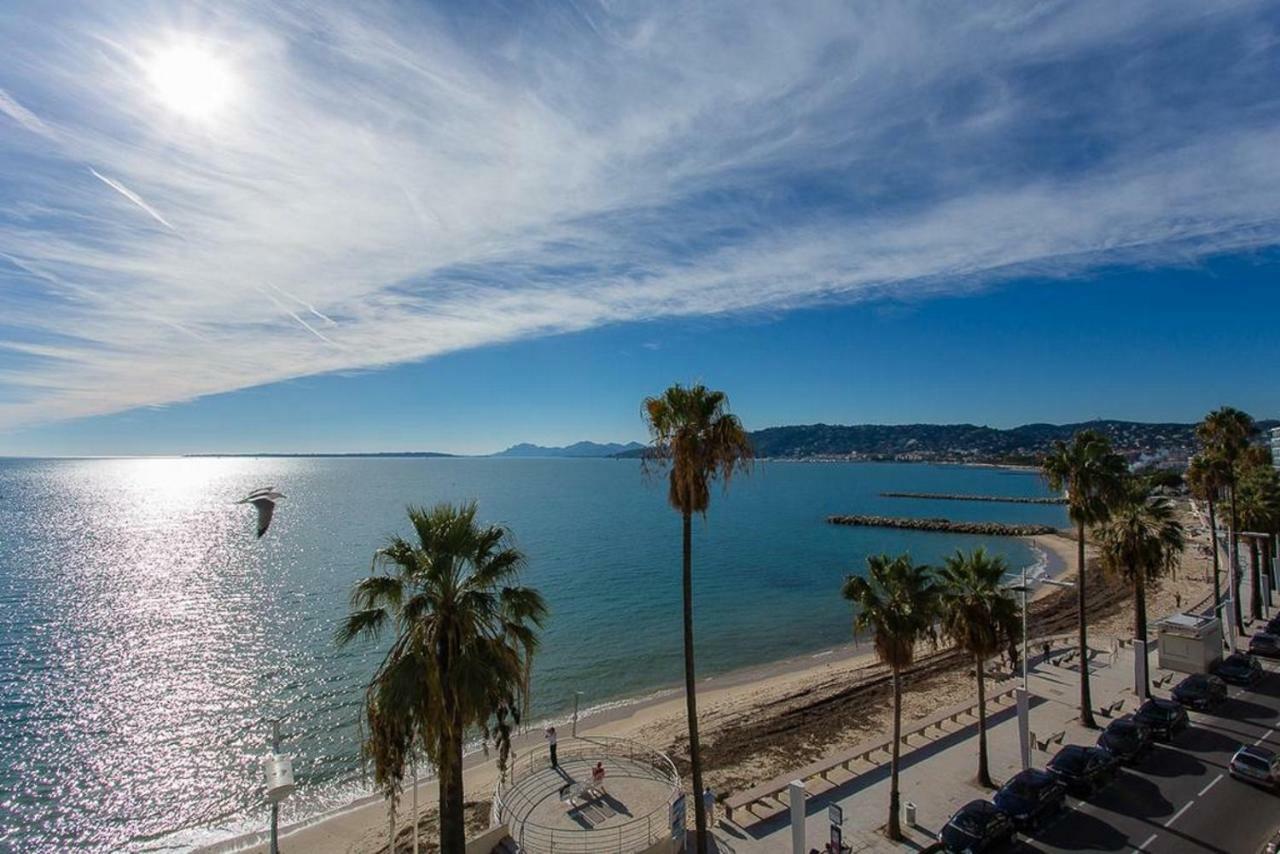 Stylish White And Red Apartments Juan-les-Pins Bagian luar foto