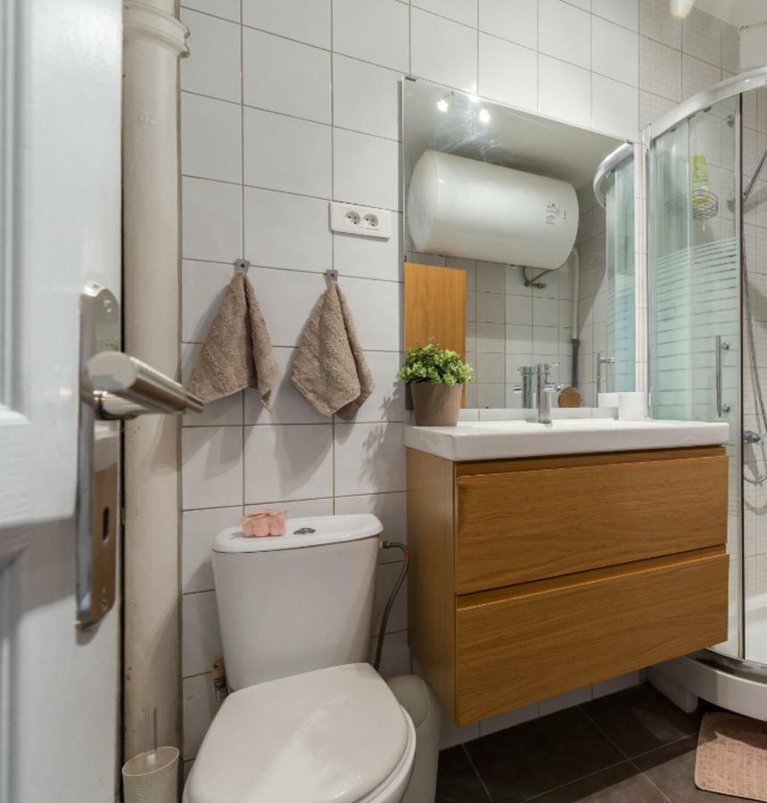 Stylish White And Red Apartments Juan-les-Pins Bagian luar foto