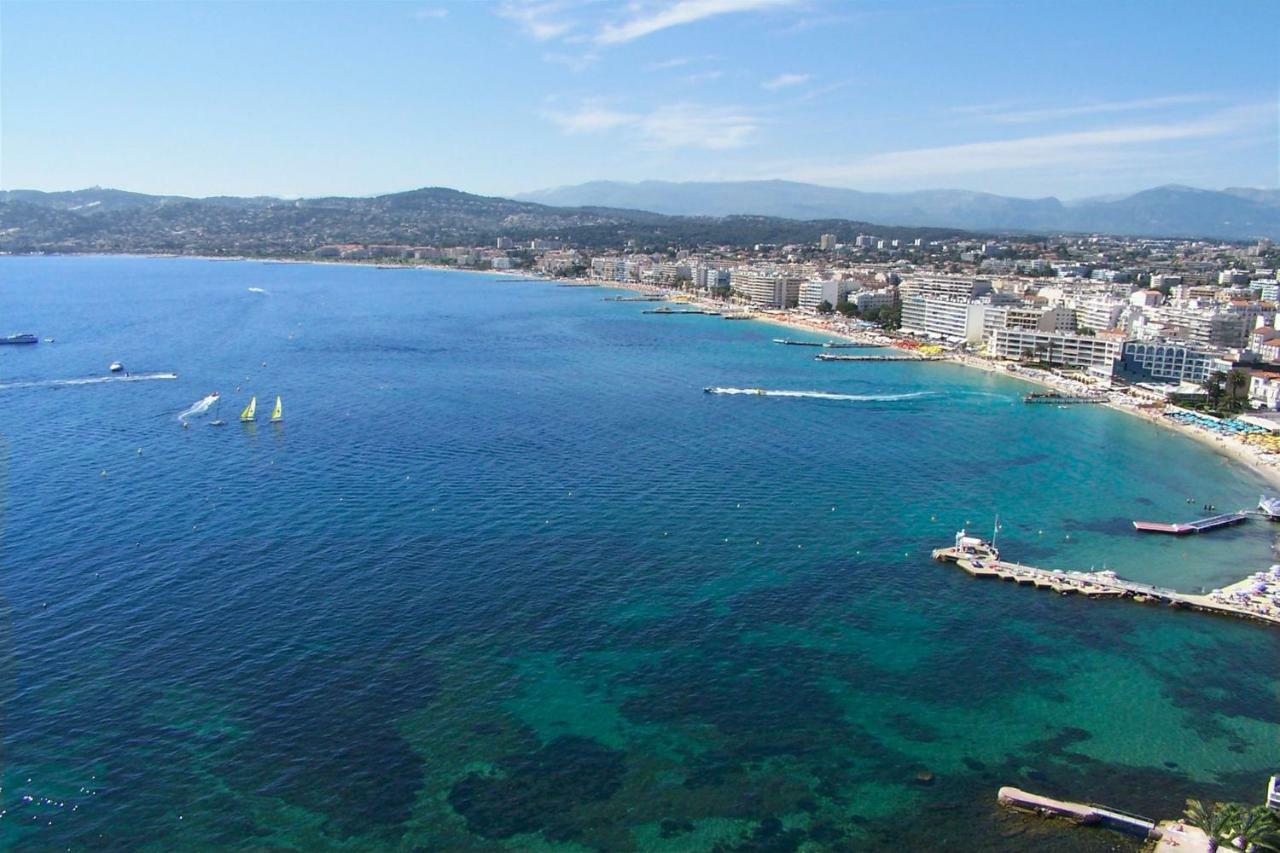 Stylish White And Red Apartments Juan-les-Pins Bagian luar foto