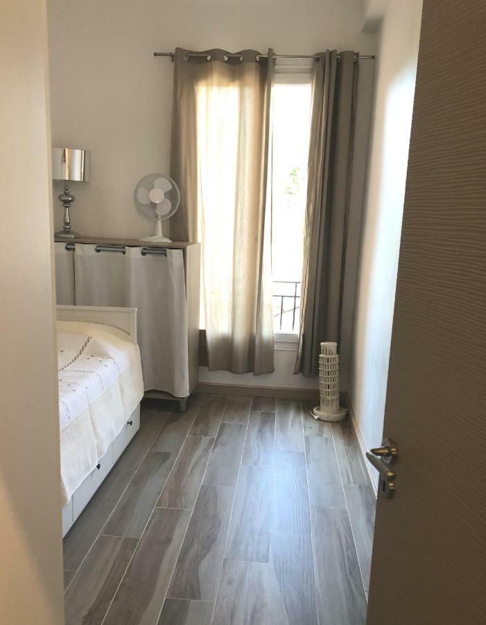 Stylish White And Red Apartments Juan-les-Pins Bagian luar foto