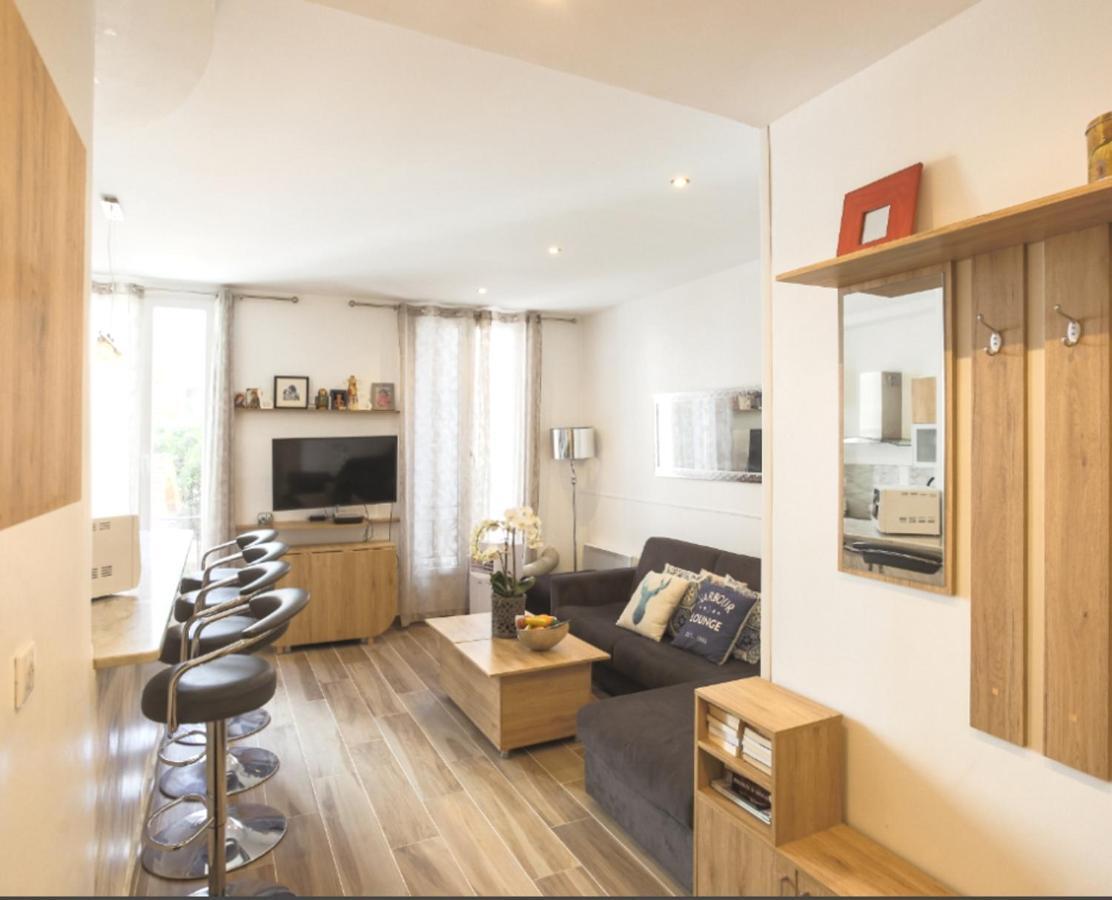 Stylish White And Red Apartments Juan-les-Pins Bagian luar foto
