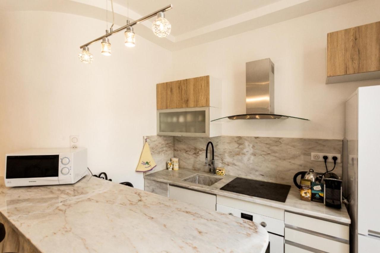 Stylish White And Red Apartments Juan-les-Pins Bagian luar foto
