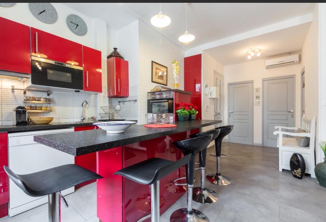 Stylish White And Red Apartments Juan-les-Pins Bagian luar foto